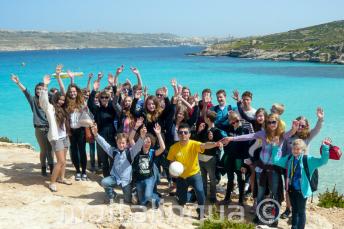 Группа студентов языкового лагеря в поездке на Комино, Мальта