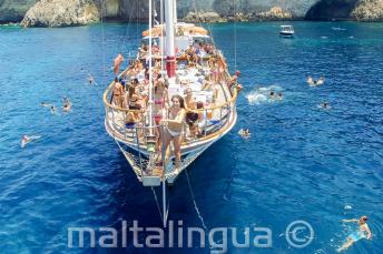 Студенты английского в поездке на яхте по Мальте готовятся прыгать в море
