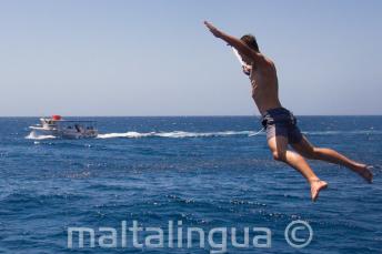 Студент прыгает звездочкой с яхты