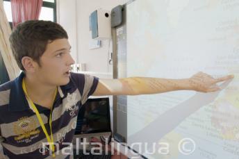 Студент указывает на карту в классе