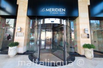Вращающаяся входная дверь в отеле Le Meridien в Сент-Джулиансе