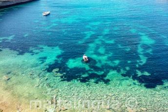 Вид на бухту на Мальте с чистой аквамариновой водой