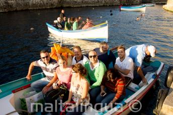 Студенты готовы к туру на лодке к Голубому Гроту