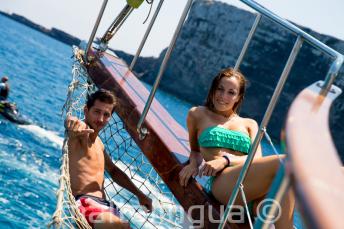 2 студента отдыхают на палубе яхты в Комино, Мальта