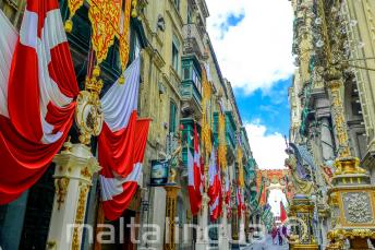 Улица в Валлетте, Мальта, украшенная флагами