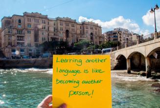 Изучать иностранный язык - это как будто становиться другим человеком. В Баллутта Бэй, Сент-Джулианс