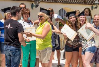 В конце курса английского языка на Мальте студенты получают сертификаты