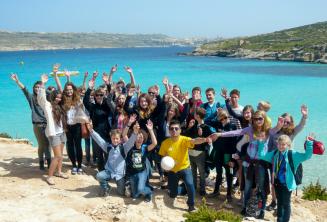 Группа студентов языкового лагеря в поездке на Комино, Мальта