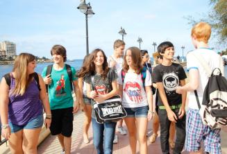 Юные студенты вместе гуляют