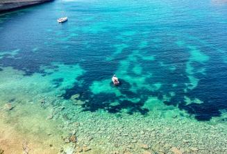 Вид на бухту на Мальте с чистой аквамариновой водой