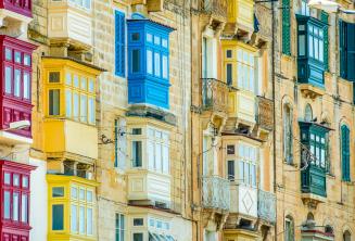 Множество красочных мальтийских балкончиков