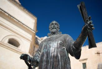 Статуя на Мальте мужчина держит свиток