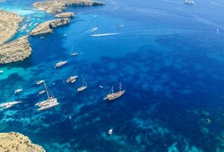 Парусные лодки в Комино, Мальта