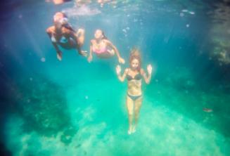 3 студента плавают под водой