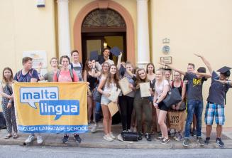 Групповое фото подростков студентов английского языка при входе в нашу школу на Мальте