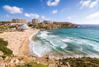 Посмотрите на пляж в Голден Бэй на Мальте