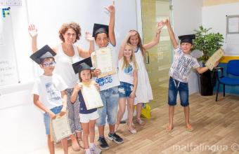 Дети с их сертификатами курса английского языка