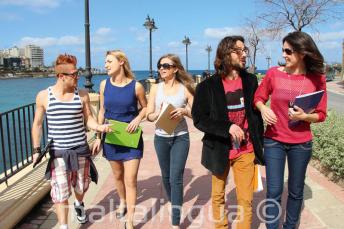 Студенты практикуют английский после уроков возле Сент-Джулианс Бэй, Мальта