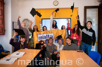 Студенты языковой школы с сертификатами об окончании курсов