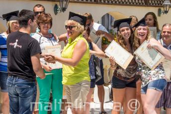 В конце курса английского языка на Мальте студенты получают сертификаты
