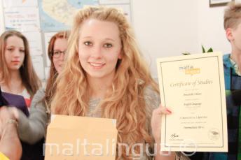 Юная студентка языковой школы с ее сертификатом курса английского