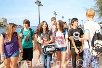 Юные студенты вместе гуляют