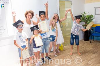 Дети с их сертификатами курса английского языка