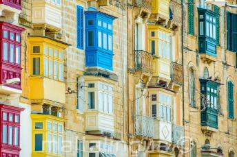 Множество красочных мальтийских балкончиков