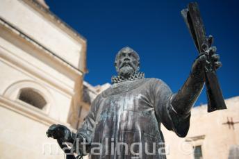 Статуя на Мальте мужчина держит свиток