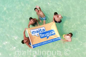 Студенты подростки в поездке языковой школы к Голубой Лагуне, Мальта