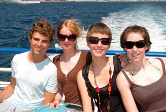 Семья наслаждается поездкой на яхте языковой школы