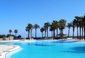 Бассейн с видом на море в Hilton Мальта
