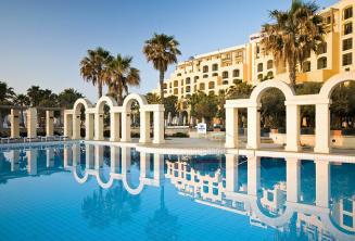 Открытый бассейн в Hilton в Сент-Джулиансе, Мальта