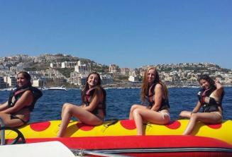 4 девочки на гонке на лодке-банане