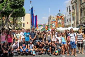 Юные студенты языковой школы на празднике на Мальте