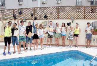 Юные студенты английского языка получают свои сертификаты курса