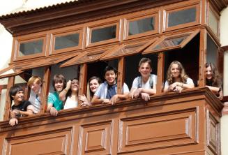 Студенты подростки на балконе школы