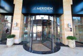 Вращающаяся входная дверь в отеле Le Meridien в Сент-Джулиансе