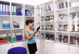 Беслатное пользование книгами и DVD в библиотеке школы