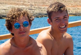 2 мальчика улыбаются на яхте школы