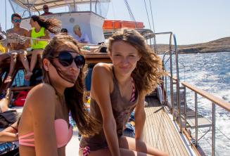 2 девочки подростка в поездке на яхте