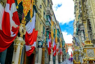Улица в Валлетте, Мальта, украшенная флагами