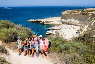 Студенты посещают Бассейн St Peter's, Мальта